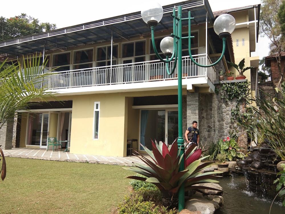 Villa Danau 5 Bedroom for 50 pax - Property Grounds