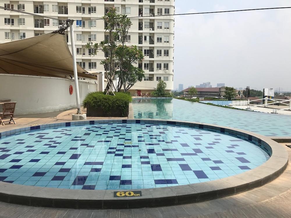 Fancy And Nice 2Br At Cinere Bellevue Apartment - Pool