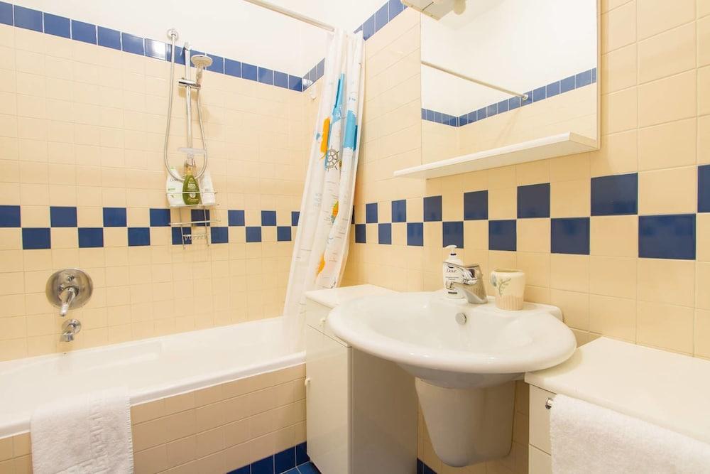 Optimus Host Lodi Apartment - Bathroom