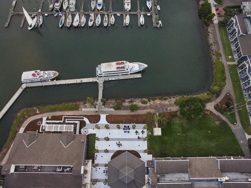 DoubleTree by Hilton Hotel Berkeley Marina - Aerial View