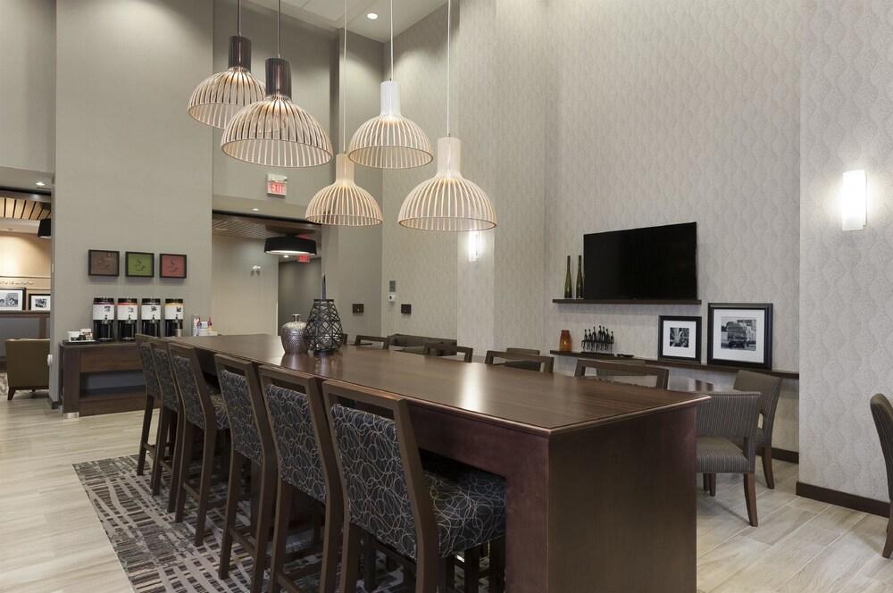 Hampton Inn & Suites by Hilton, Airdrie, AB, Canada - Lobby Sitting Area
