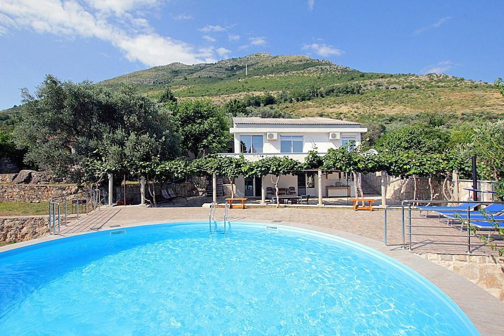 Villa Rezevici - Outdoor Pool