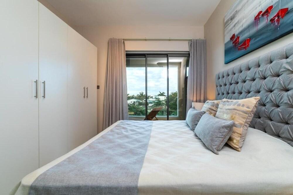 Brand New two Bedrooms Apartment at One Bay Residence - Room