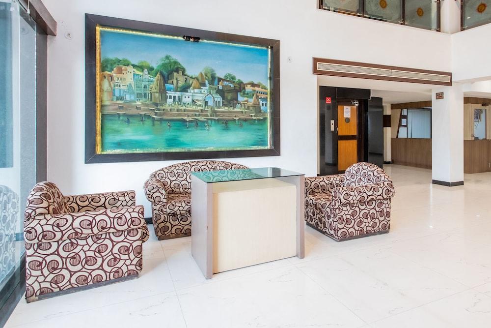 OYO 25042 Vikramaditya Hotel - Lobby Sitting Area