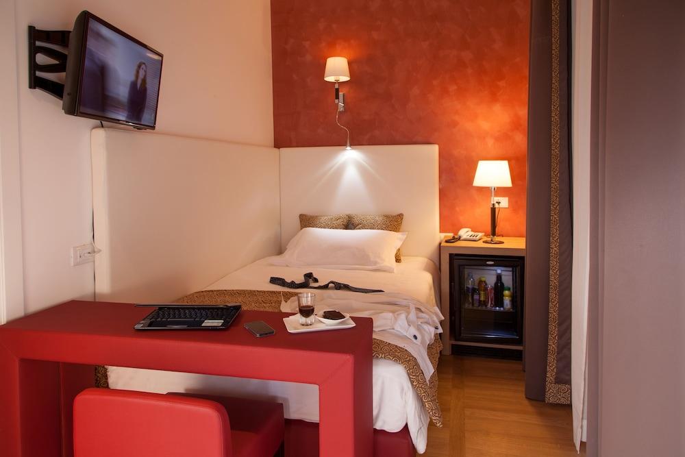 Floris Hotel - Room
