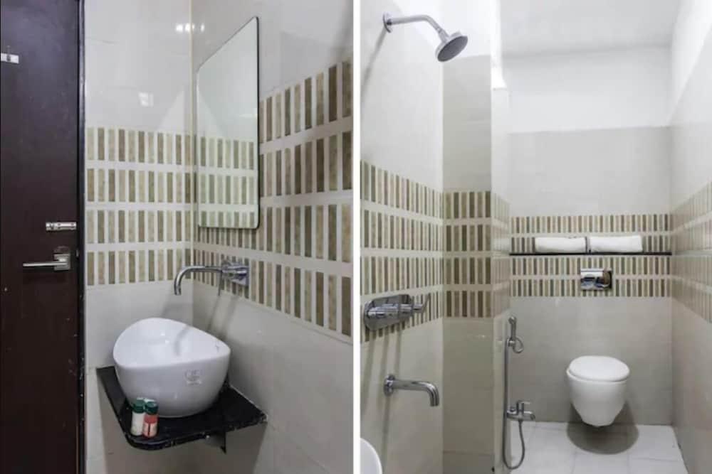 Aaradhy Hotel - Bathroom