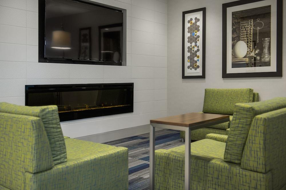 Holiday Inn Express Hotel & Suites Airdrie-Calgary North, an IHG Hotel - Lobby