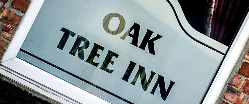 Oak Tree Inn - Exterior detail