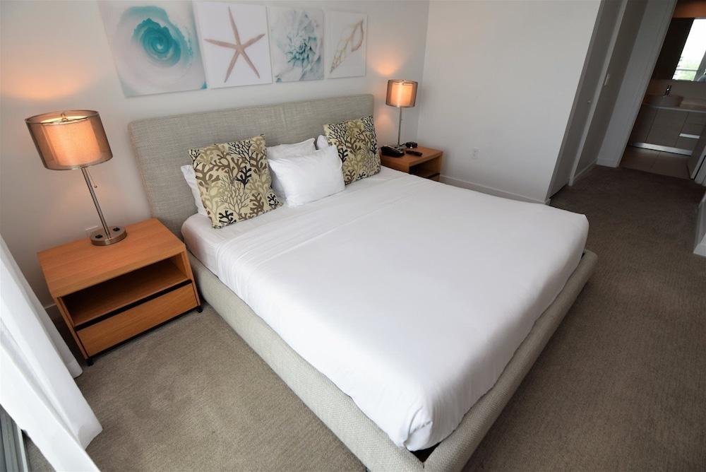Ocean & Bay View Residence 1 Bed 1 Bath @ Beachwalk Hallandale Beach - Room