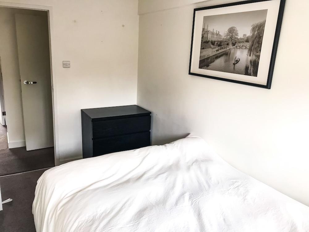 Entire 2 Bedroom Flat Next to Kings College - Room
