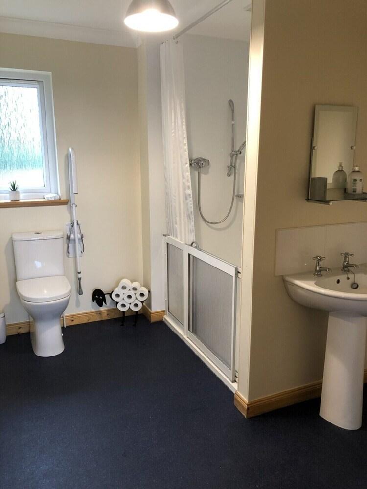 Inviting 2-bed House in Isle of Lewis - Bathroom