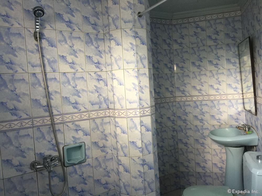 Buen-Bella Pension House - Bathroom