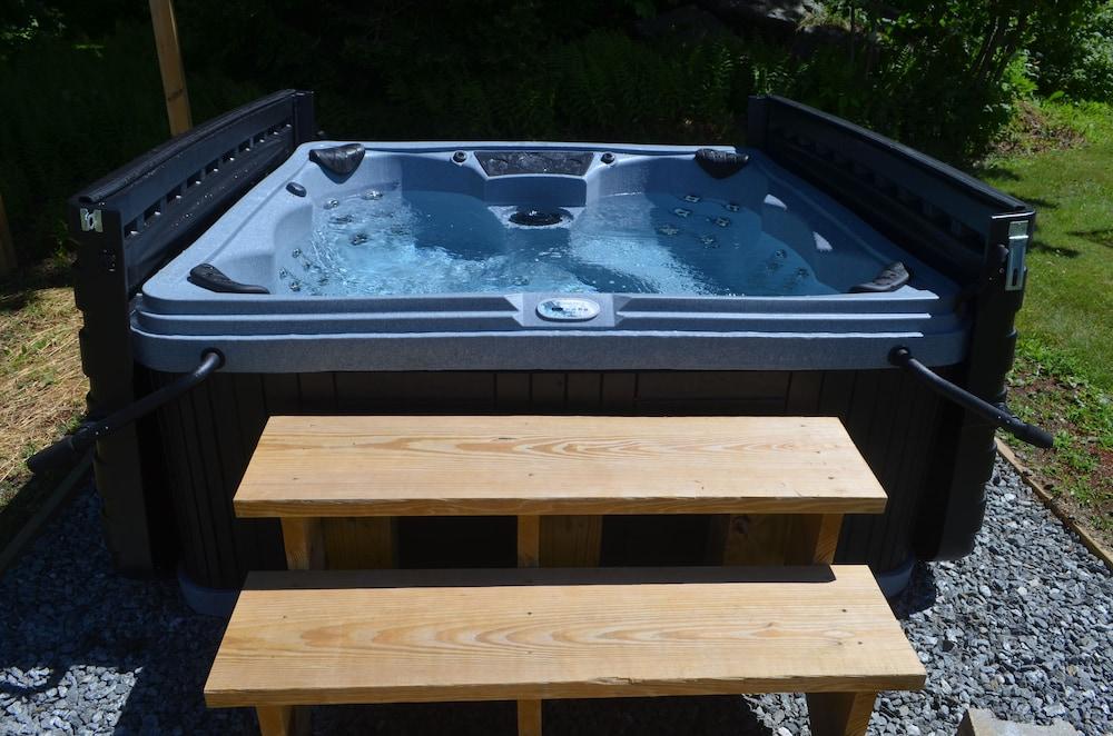 Big Bears Lodge - Outdoor Spa Tub