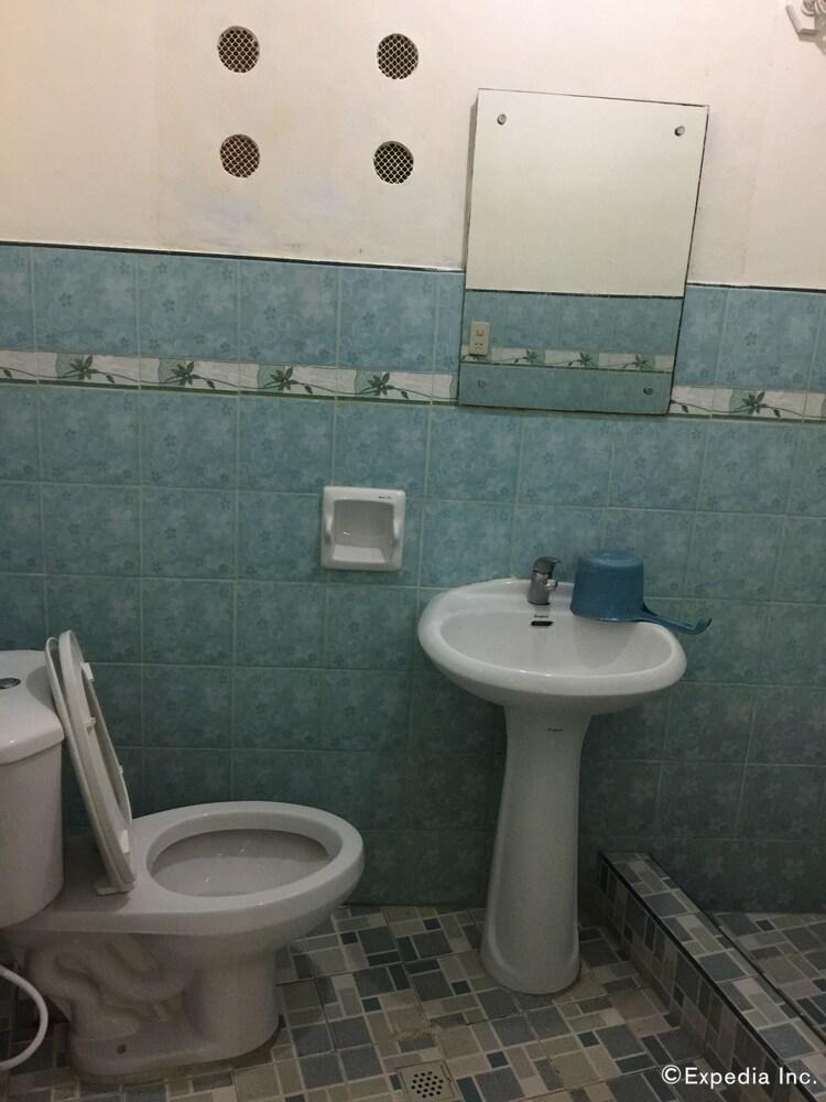 Aquatica Beach Resort - Bathroom