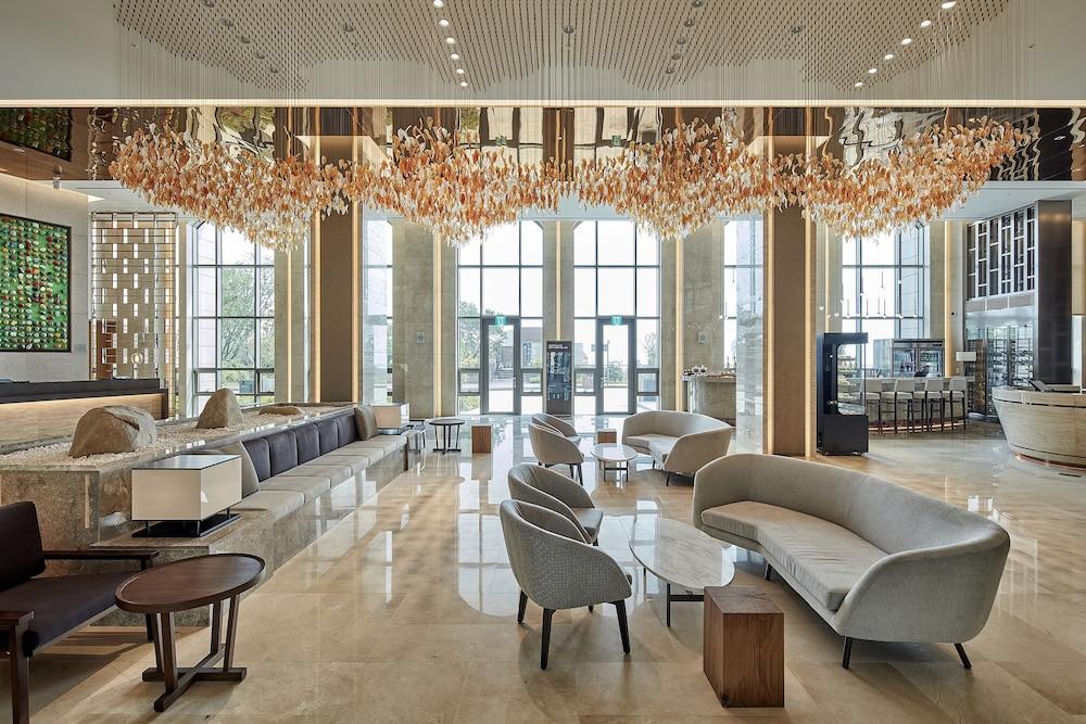 Shinhwa Jeju Shinhwa World Hotel & Resorts - Lobby Sitting Area