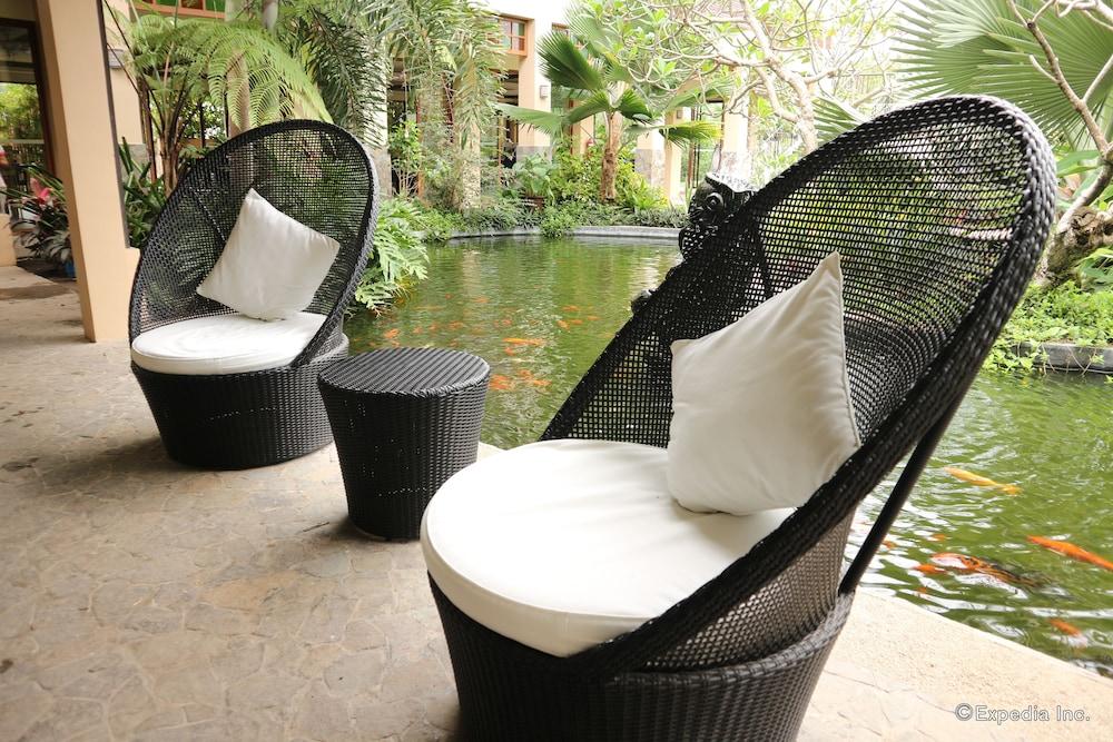 Bravo Resorts - Munting Paraiso - Lobby Sitting Area