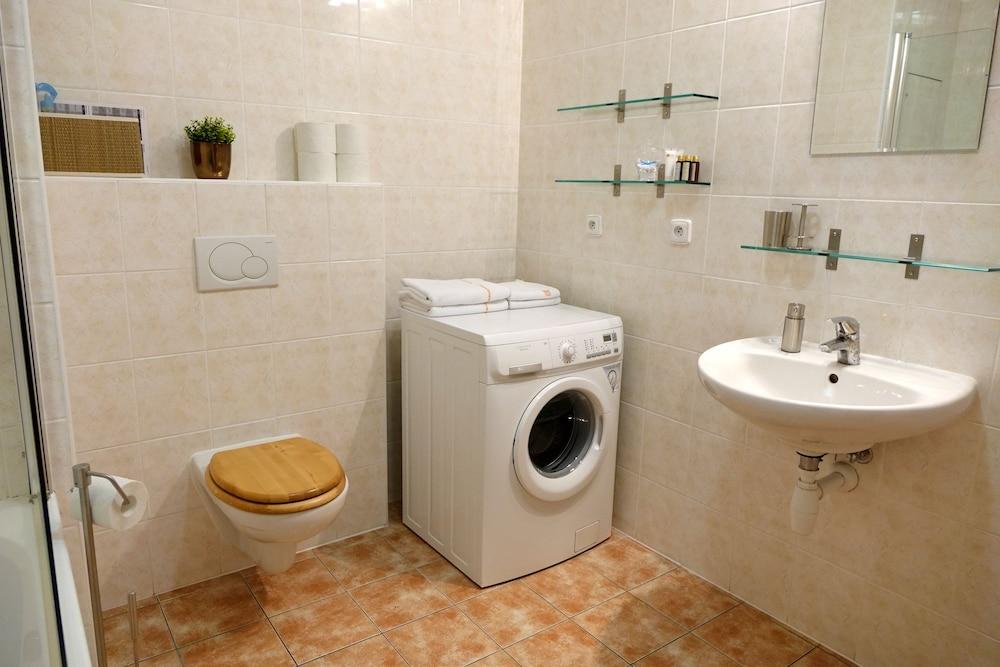 EEL accommodation Brno - Bathroom