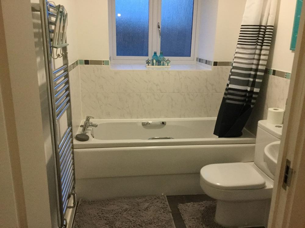 Two Bedroom Apartment in Basildon - Bathroom