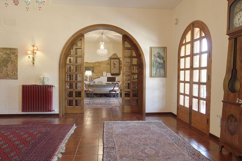 Villa Diana - Interior Entrance