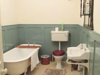 Ffrwdfal Country House - Bathroom