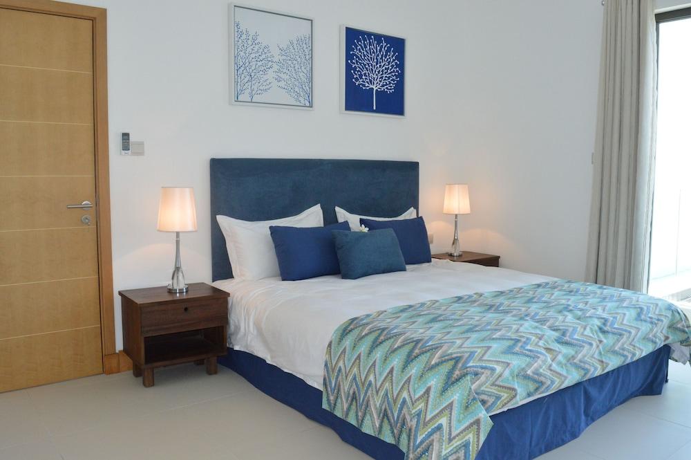 Rose Des Sables Beachfront Apartments - Room