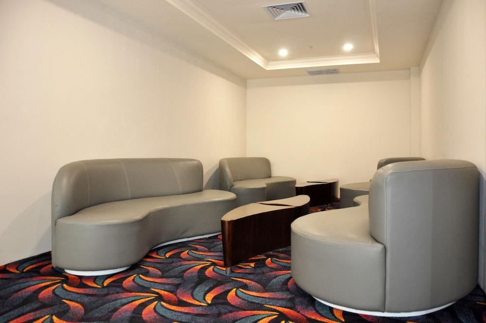 Beverly Hotel Batam - Lobby Sitting Area