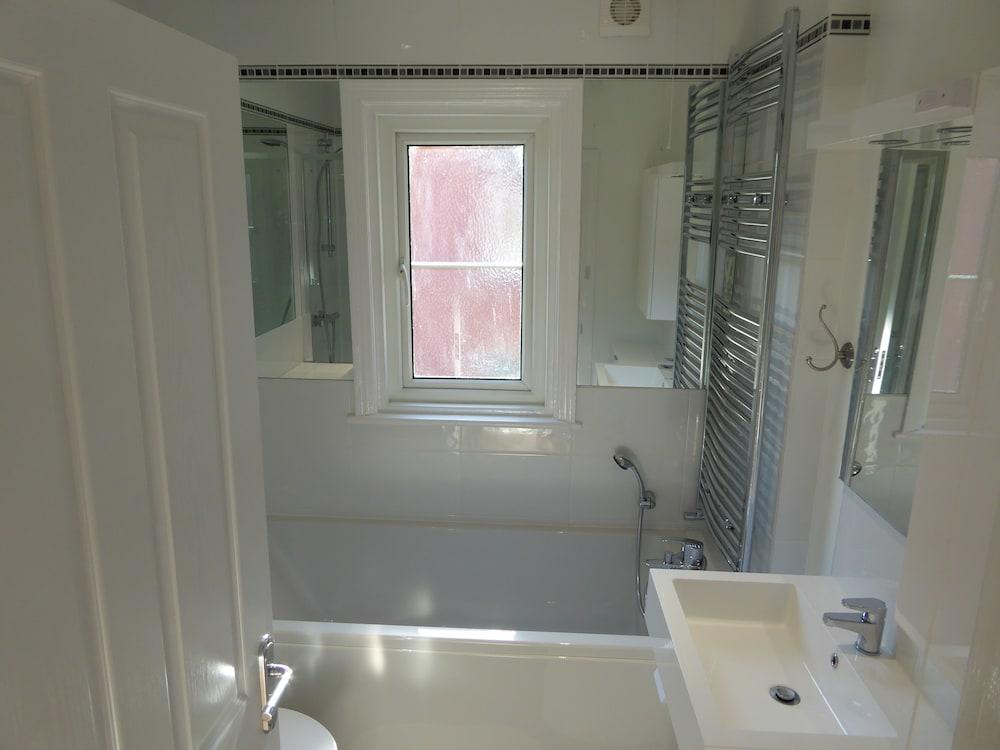 Sunninghill Apartment - Bathroom