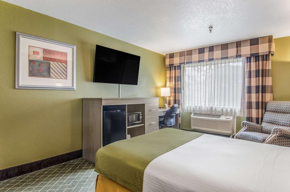 GuestHouse Inn & Suites Hotel Poulsbo - Room