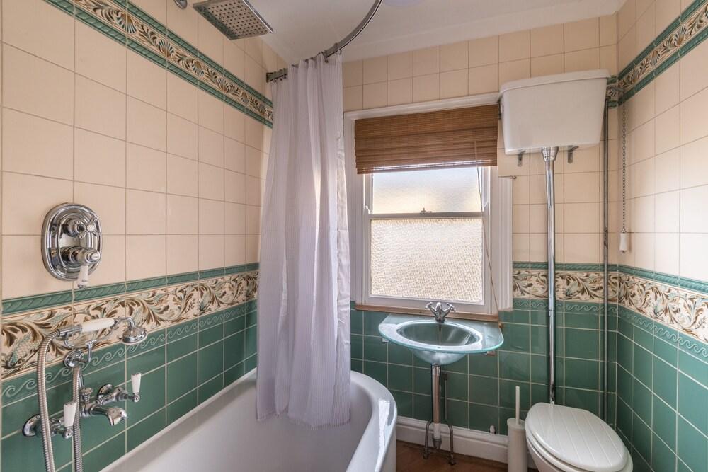 Homely Luxury House - Bathroom