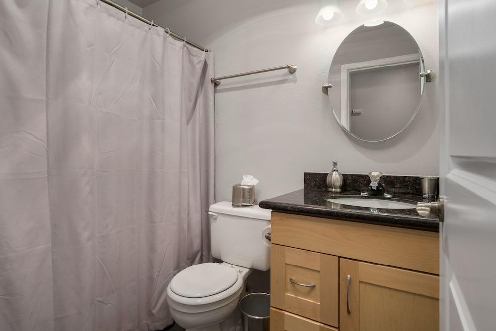 Seattle Vacation Home: Thomas Lodge New York - Bathroom