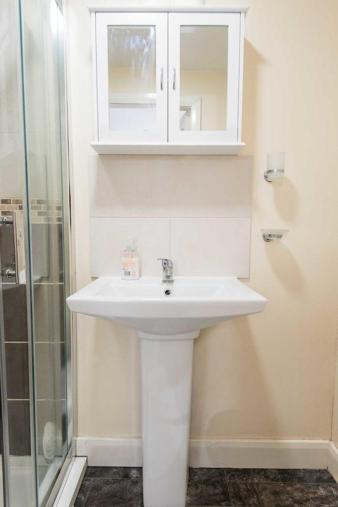 Snooze Apartments Flat 56 - Bathroom Sink