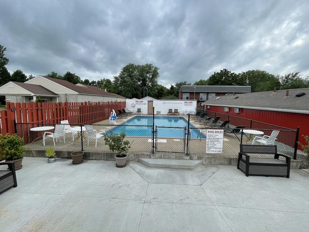 Quality Lodge - Outdoor Pool