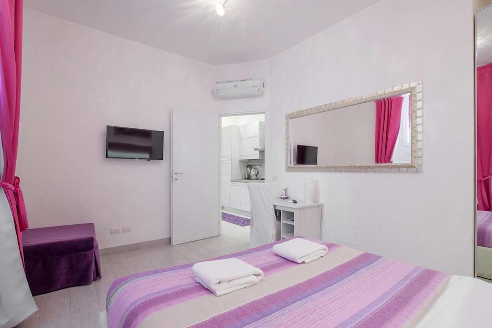 Violet Vatican Apartment - Room