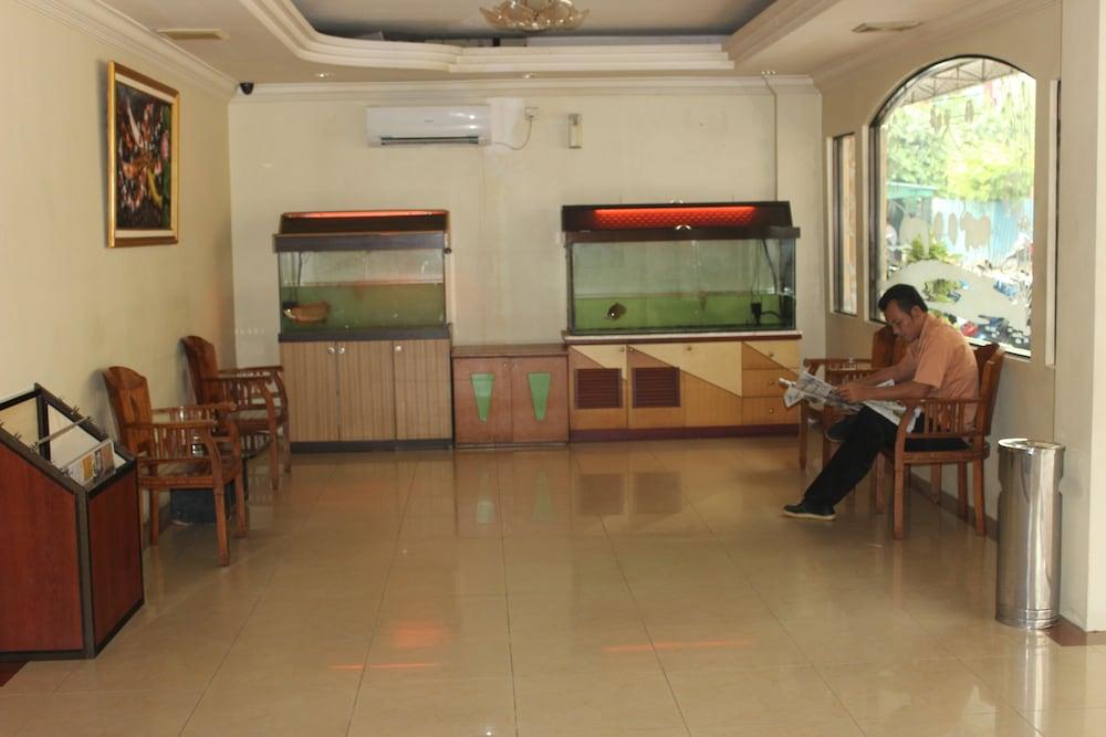 Batam Star Hotel - Lobby Sitting Area