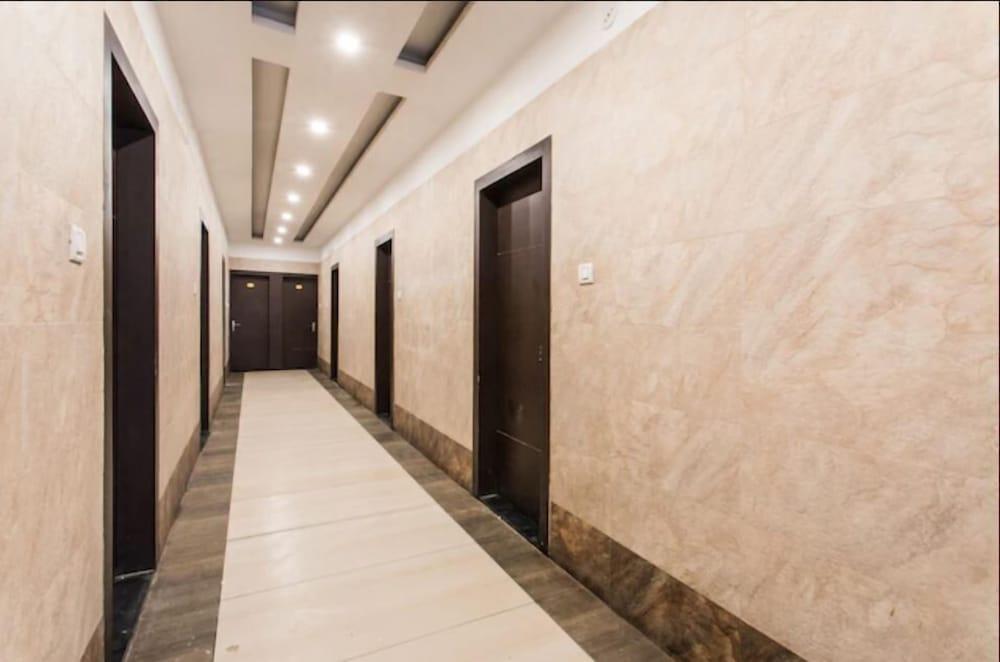 Aaradhy Hotel - Hallway
