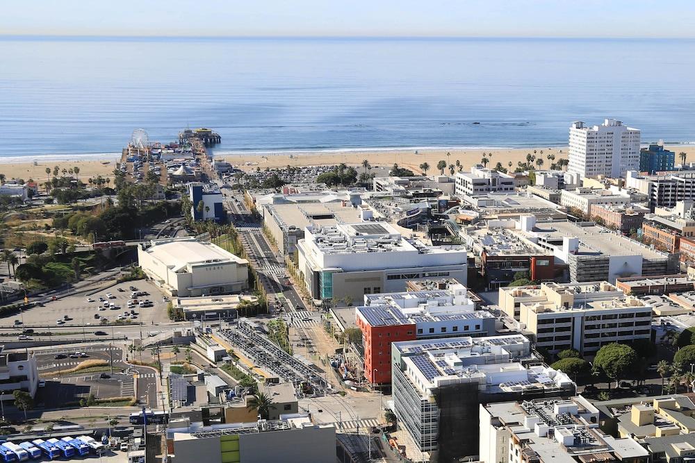 Courtyard by Marriott Santa Monica - Aerial View