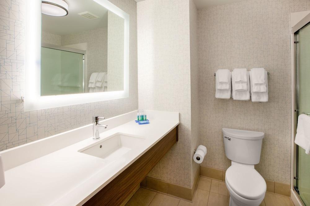 Holiday Inn Express & Suites Brunswick, an IHG Hotel - Bathroom