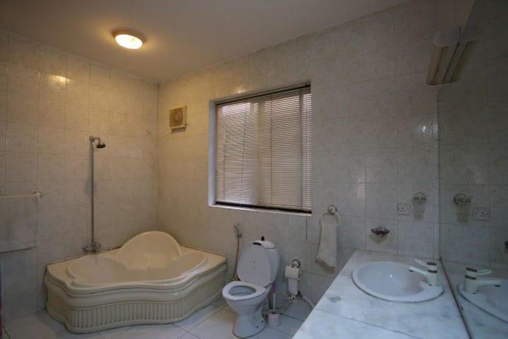 Delano Inn - Bathroom