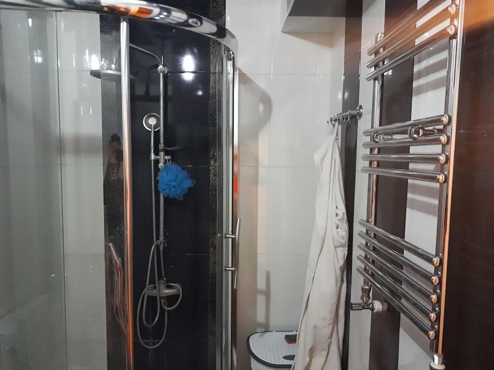 Apartment with Baku City and F1 view - Bathroom Shower