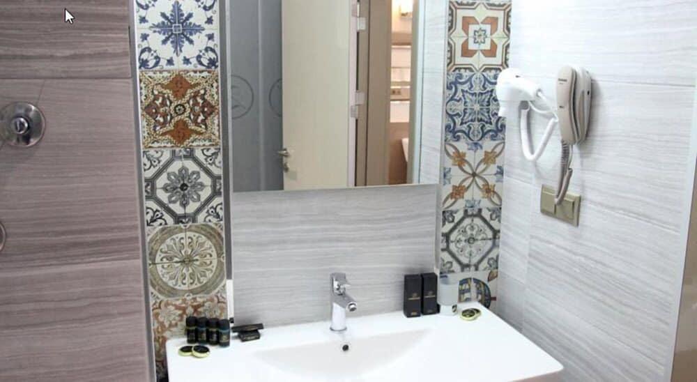 Tarsus Zorbaz Hotel - Bathroom Sink