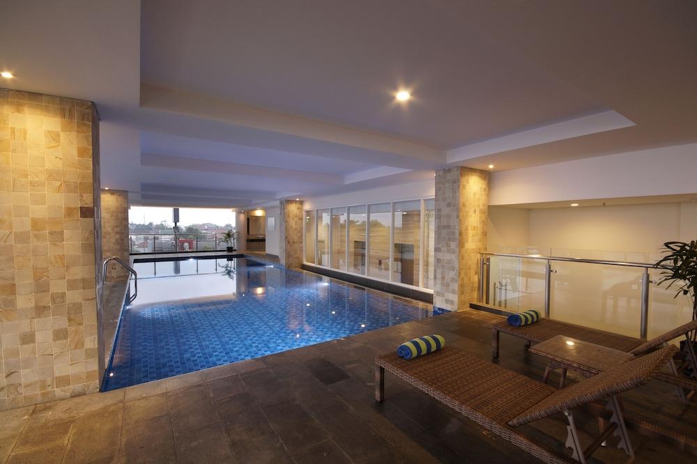 Hotel PrimeBiz Tegal - Indoor Pool