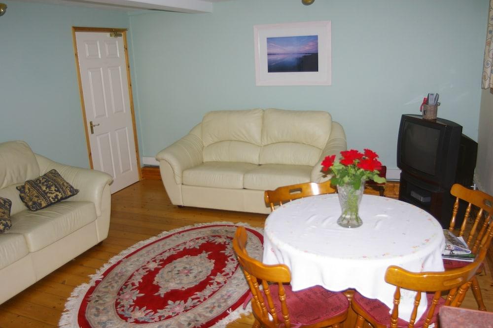 The Old School Guest House - Living Area