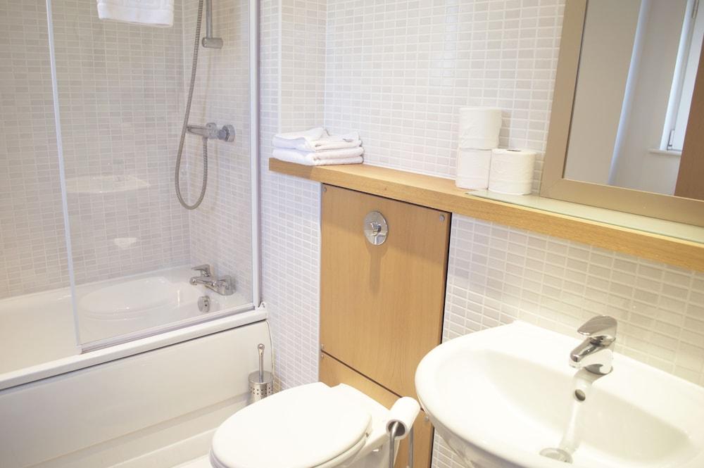 Dreamhouse Apartments Edinburgh City Centre - Bathroom