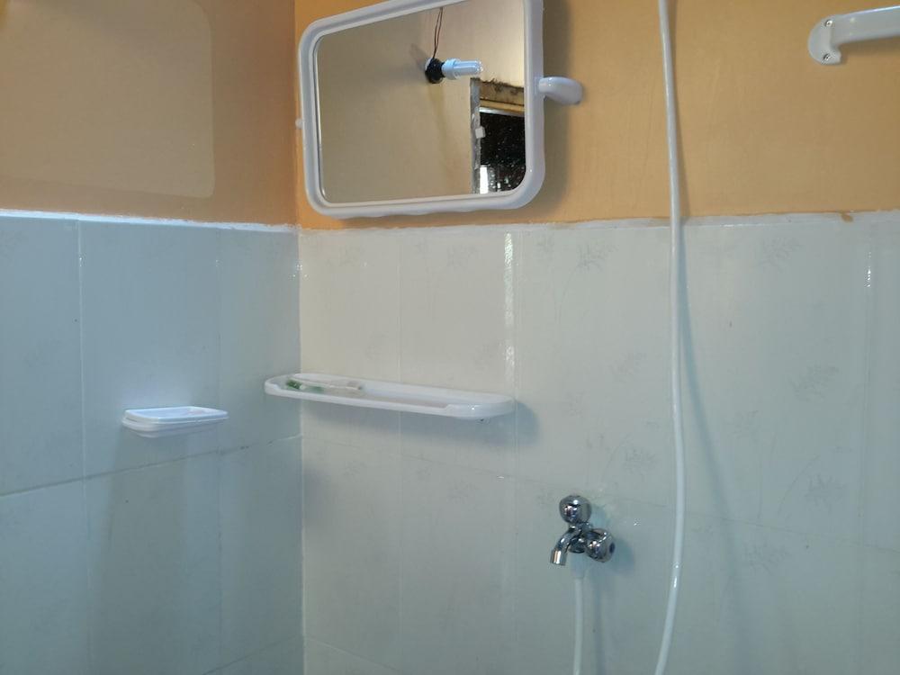 آيلاند بالاس بونجالوز ريزورت - Bathroom Shower
