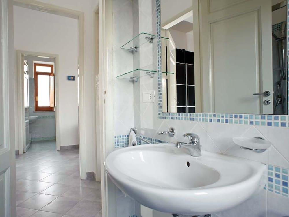 Detached Villa in an Excellent Location Near the Sea - Bathroom