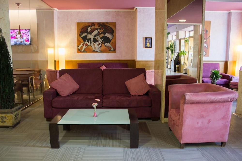 Hotel Gran Via - Lobby Sitting Area