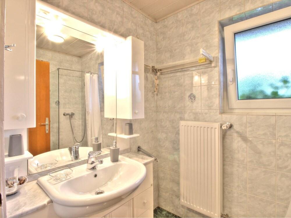 Charming Apartment in Bled Near Lake - Bathroom