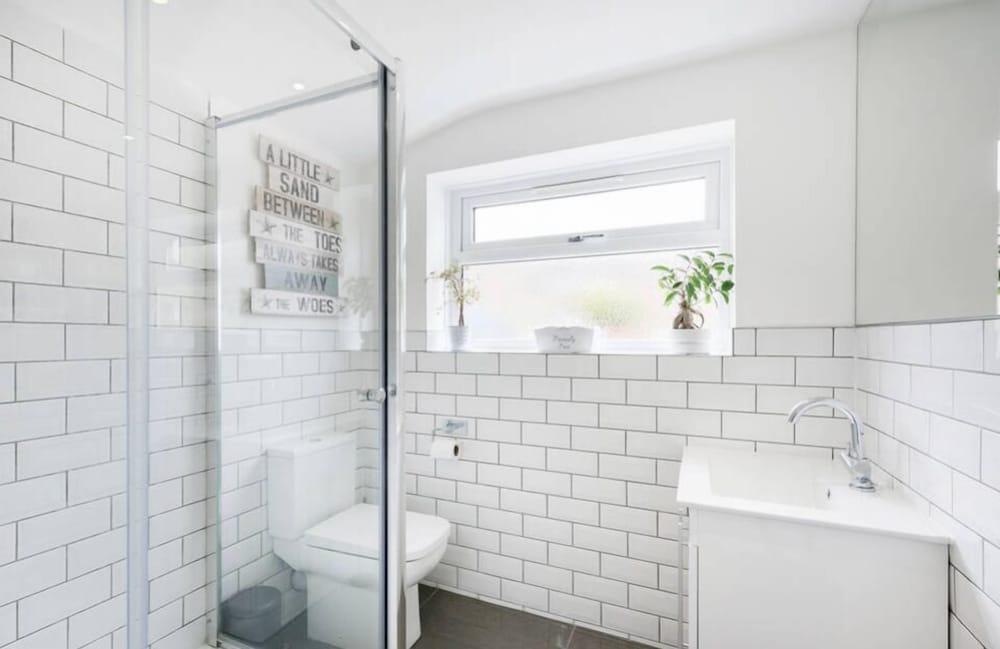 Cambridge House Luton - Inhabit Short Stays - Bathroom