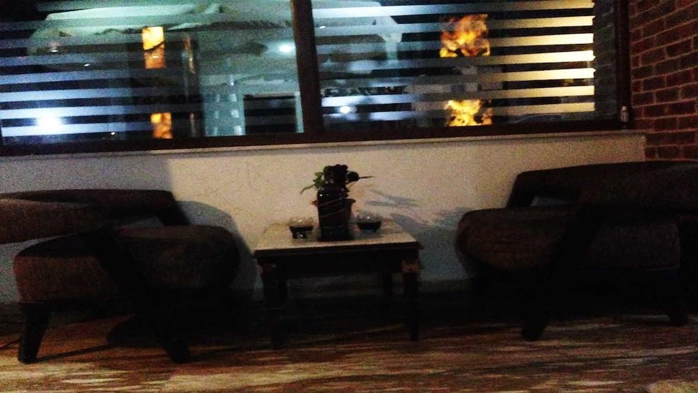 Lara Palace Hotel - Lobby Sitting Area