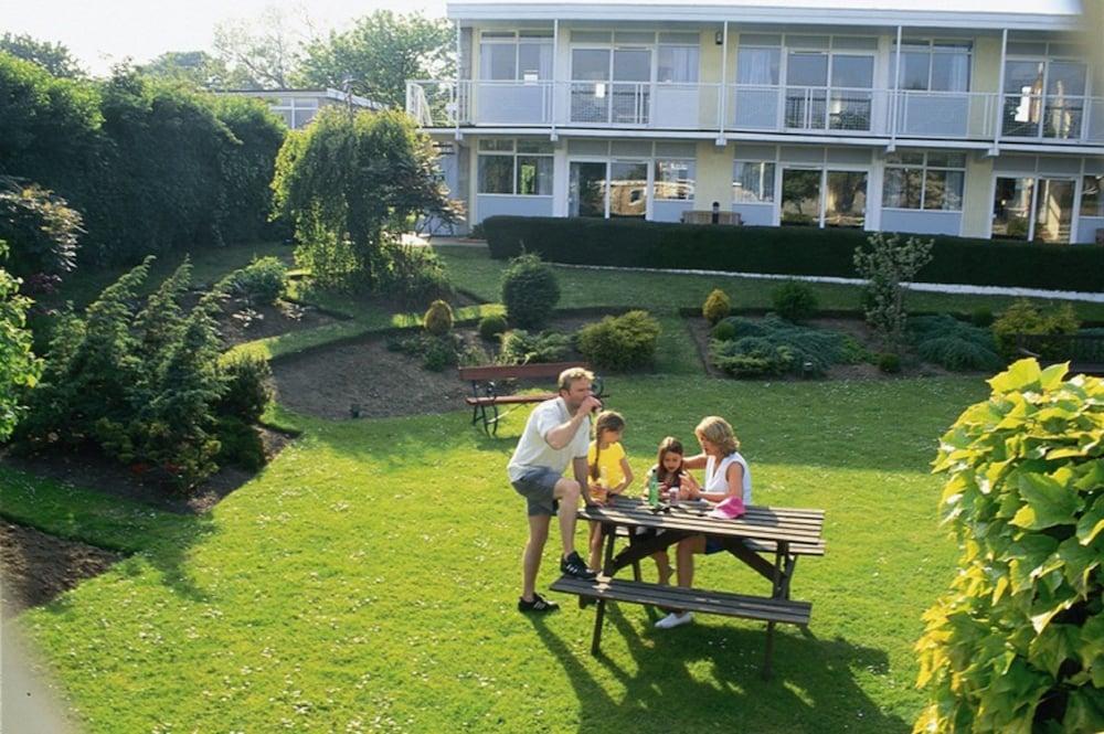 Camber Sands Holiday Park - Property Grounds